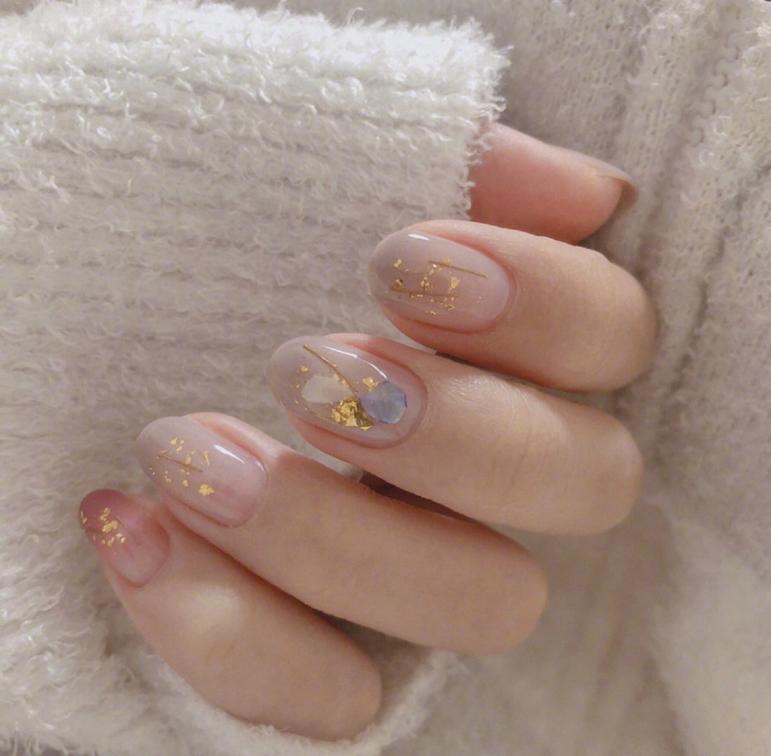 有一种不做美甲就会死的感觉,适合春夏的新款美甲,清新淡雅