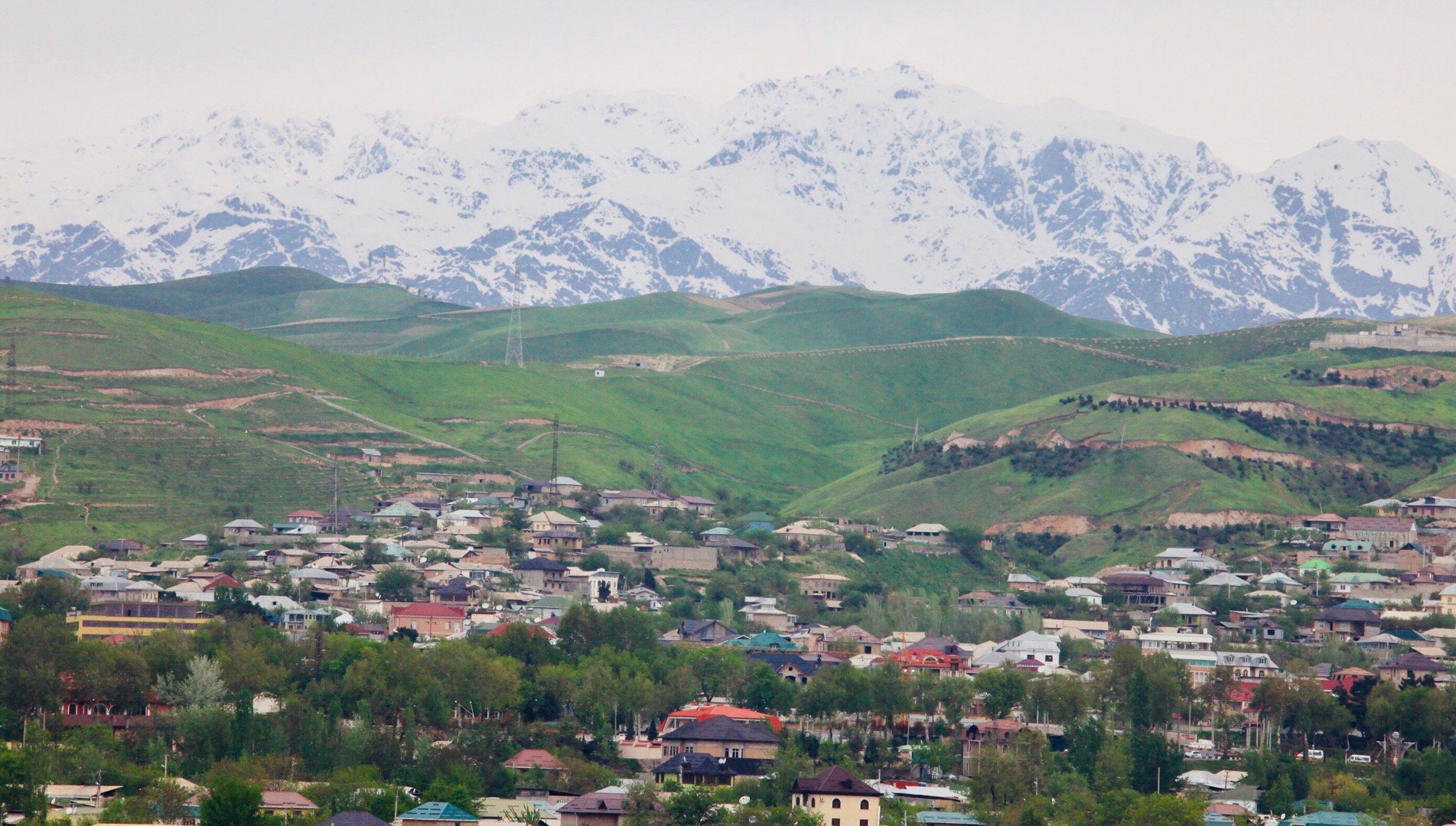 塔吉克斯坦首都杜尚别,雪山脚下,青山翠谷,这是现代都市. 清晨