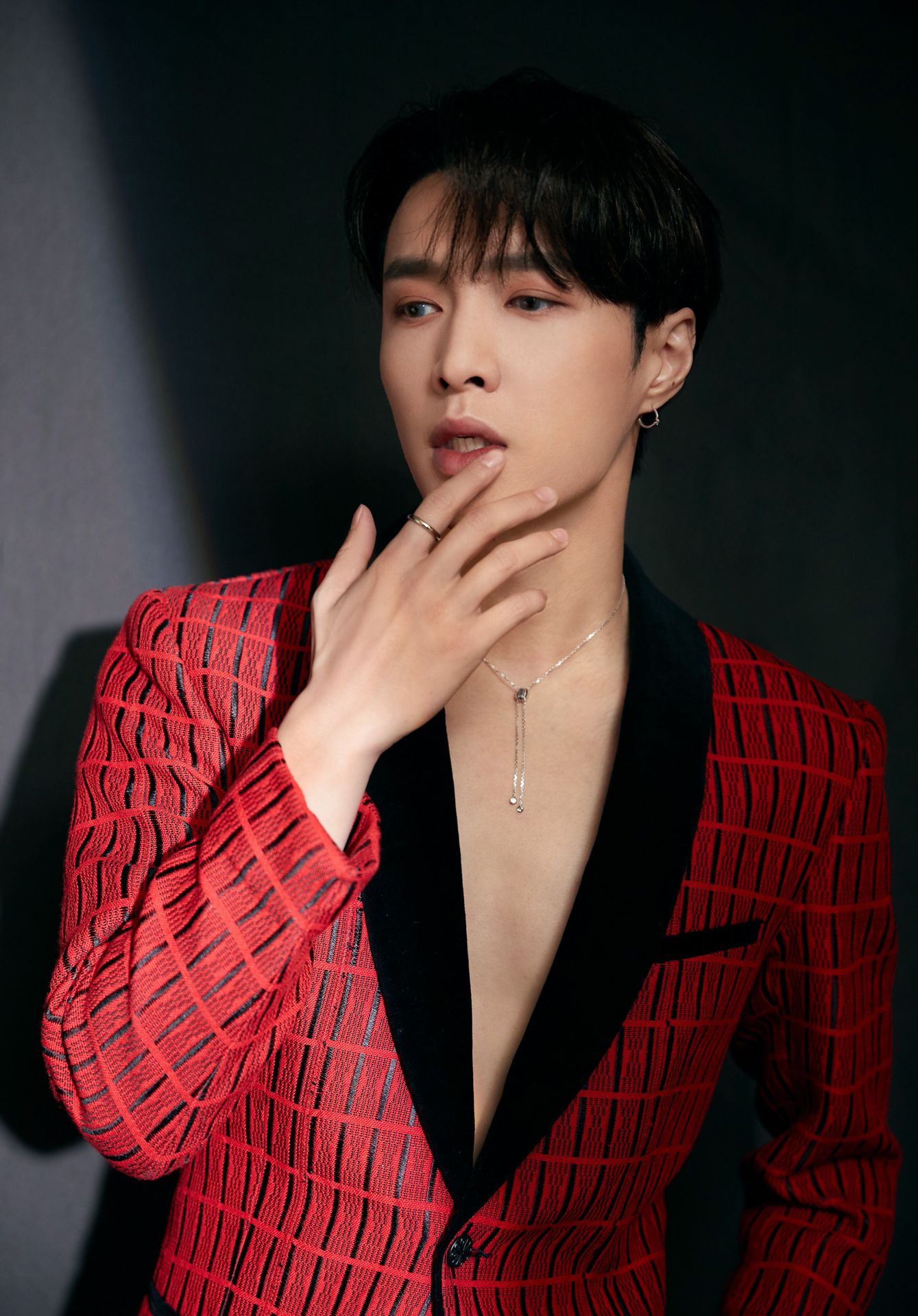 张艺兴身穿红色格外西装,有气质