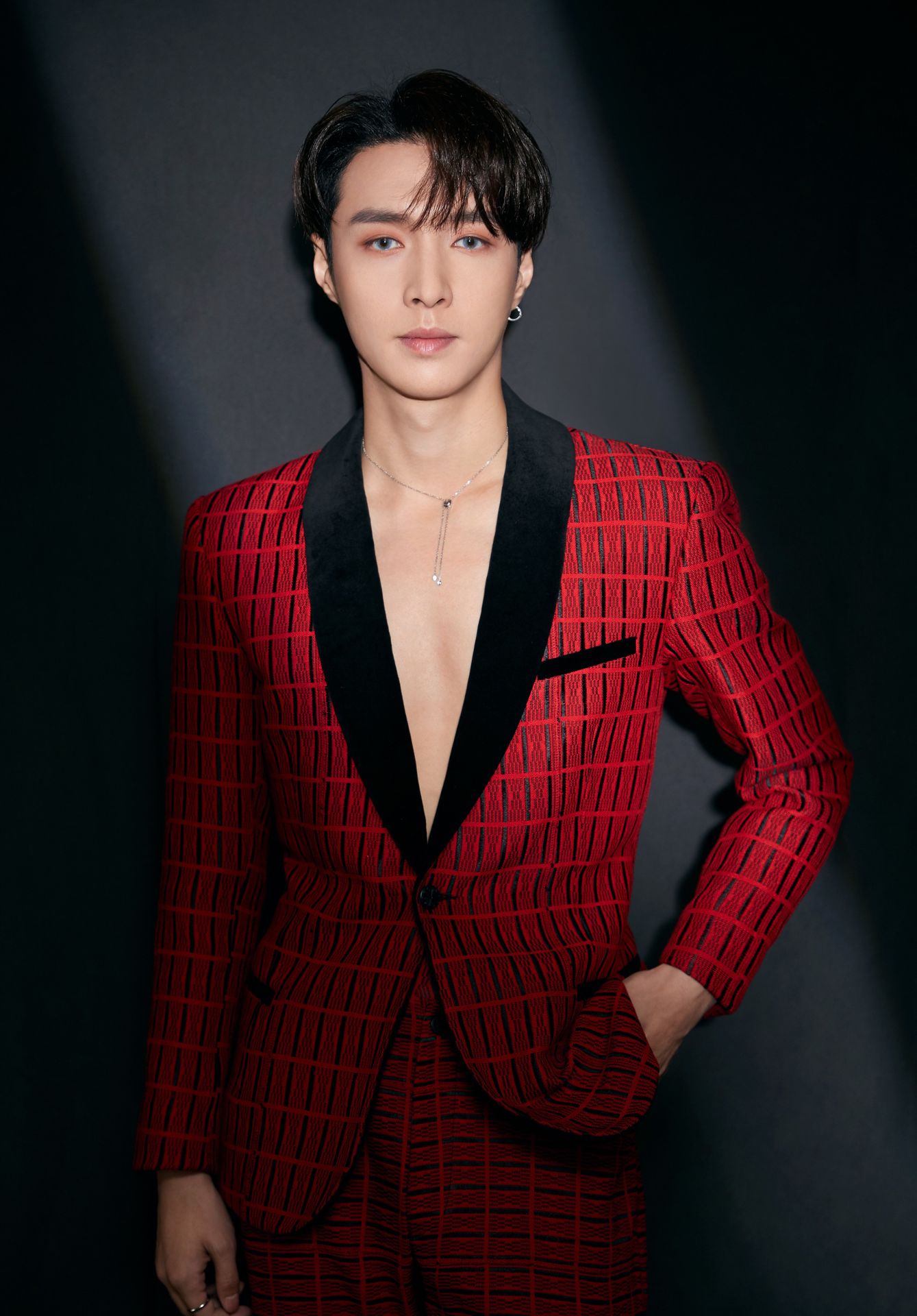 张艺兴身穿红色格外西装,有气质