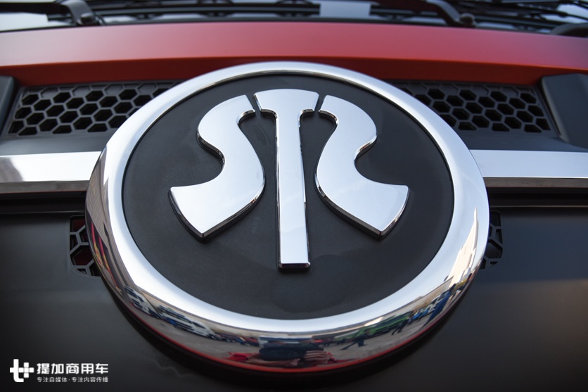 中国最早生产的斯太尔车辆的车标与奥地利生产车型完全相同,为"靶标"