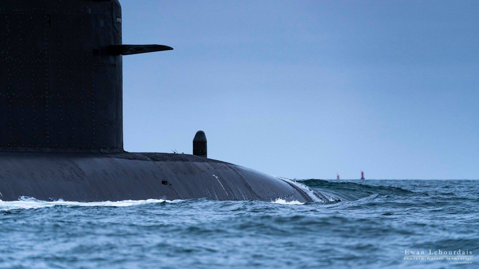 一艘法国海军红宝石级攻击型核潜艇离开法国布雷斯特长岛的核潜艇