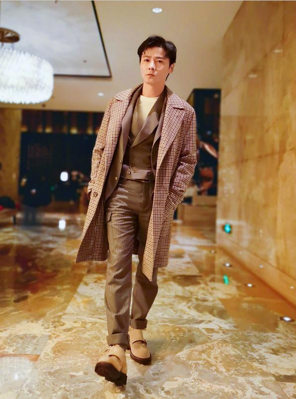 张晋本人了吧,整洁干净的装束让人看上去心旷神怡,高挑的身材加上精致