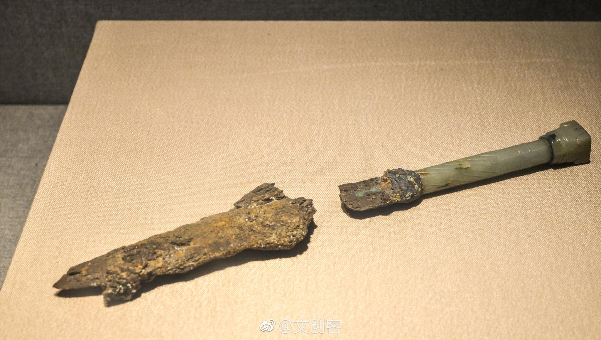 年)1990年三门峡市虢国墓地出土,现藏于河南博物院玉柄铁剑制作精美