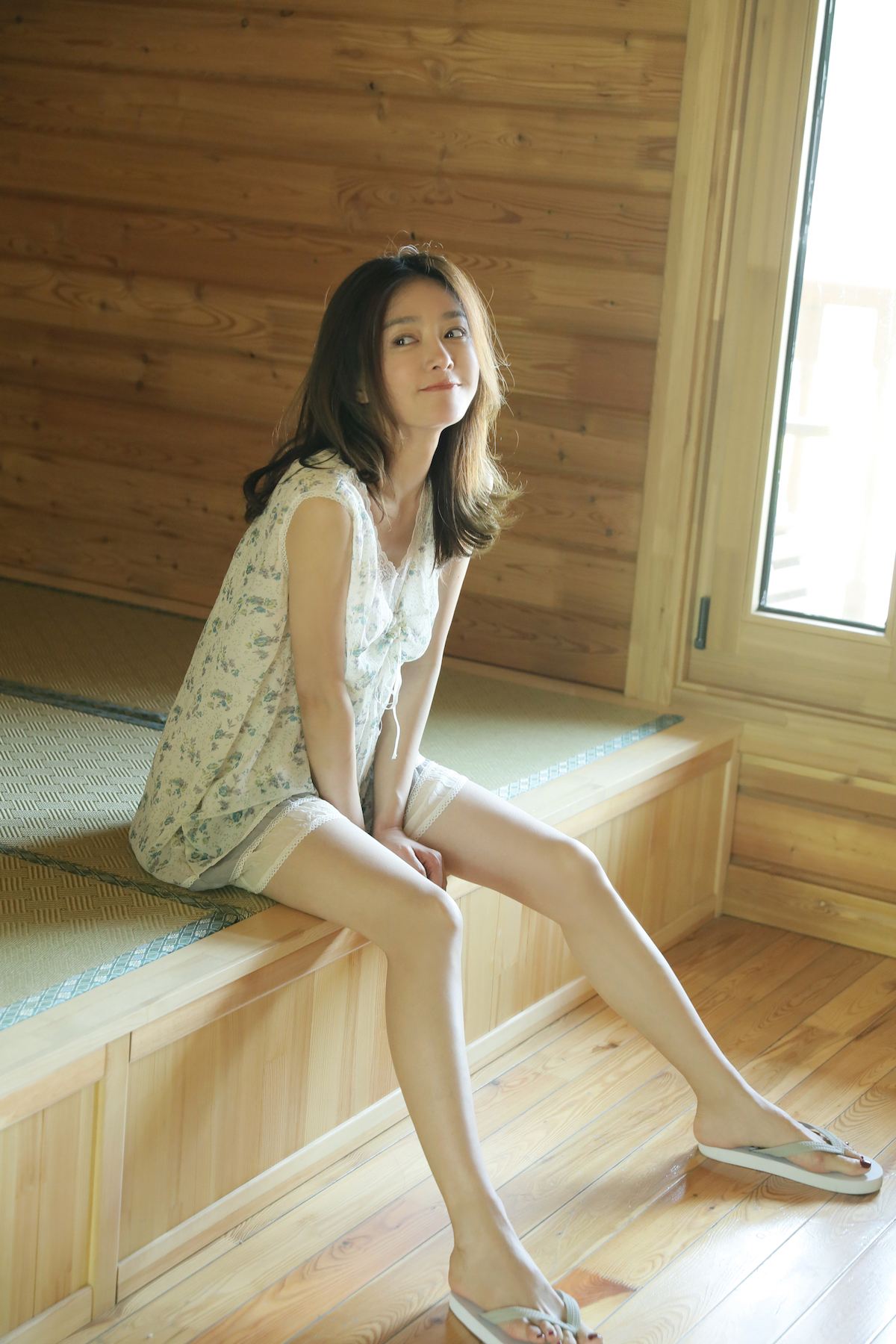 37岁秦岚终于换发型,白色针织衫搭皮裤秀"漫画腿"轻松嫩回18岁