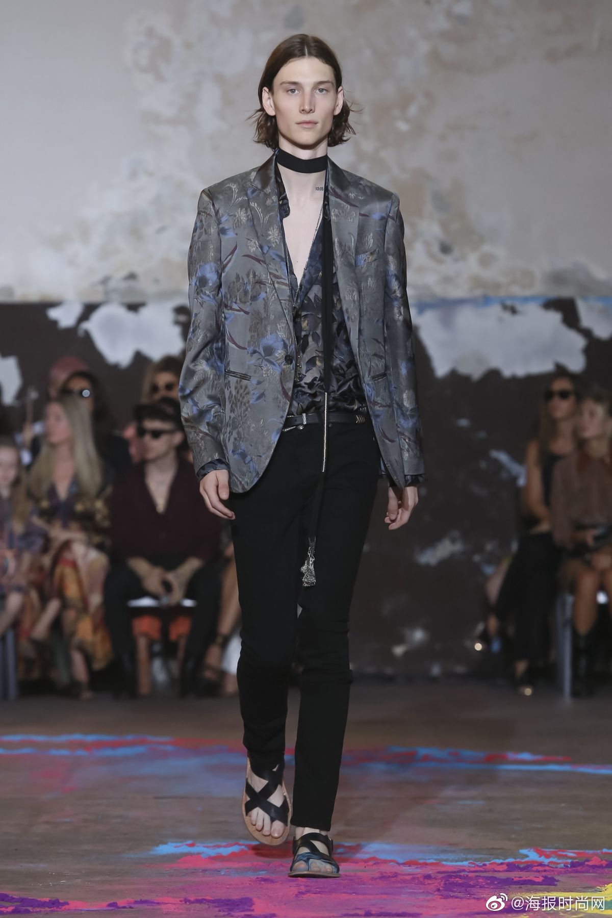 etro艾绰2020春夏男装秀场依旧以品牌经典佩斯利花纹为灵感源头