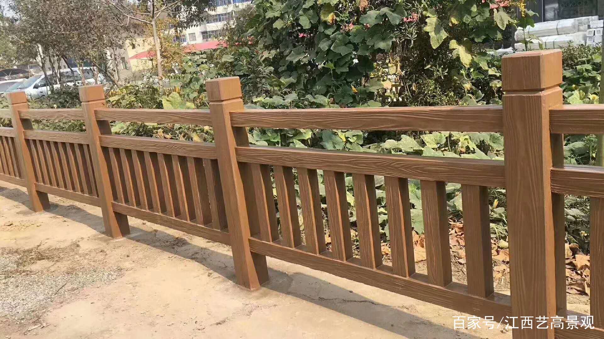仿木栏杆建造过程,仿树围栏仿竹栏杆厂家,河堤水泥护栏预制栏杆