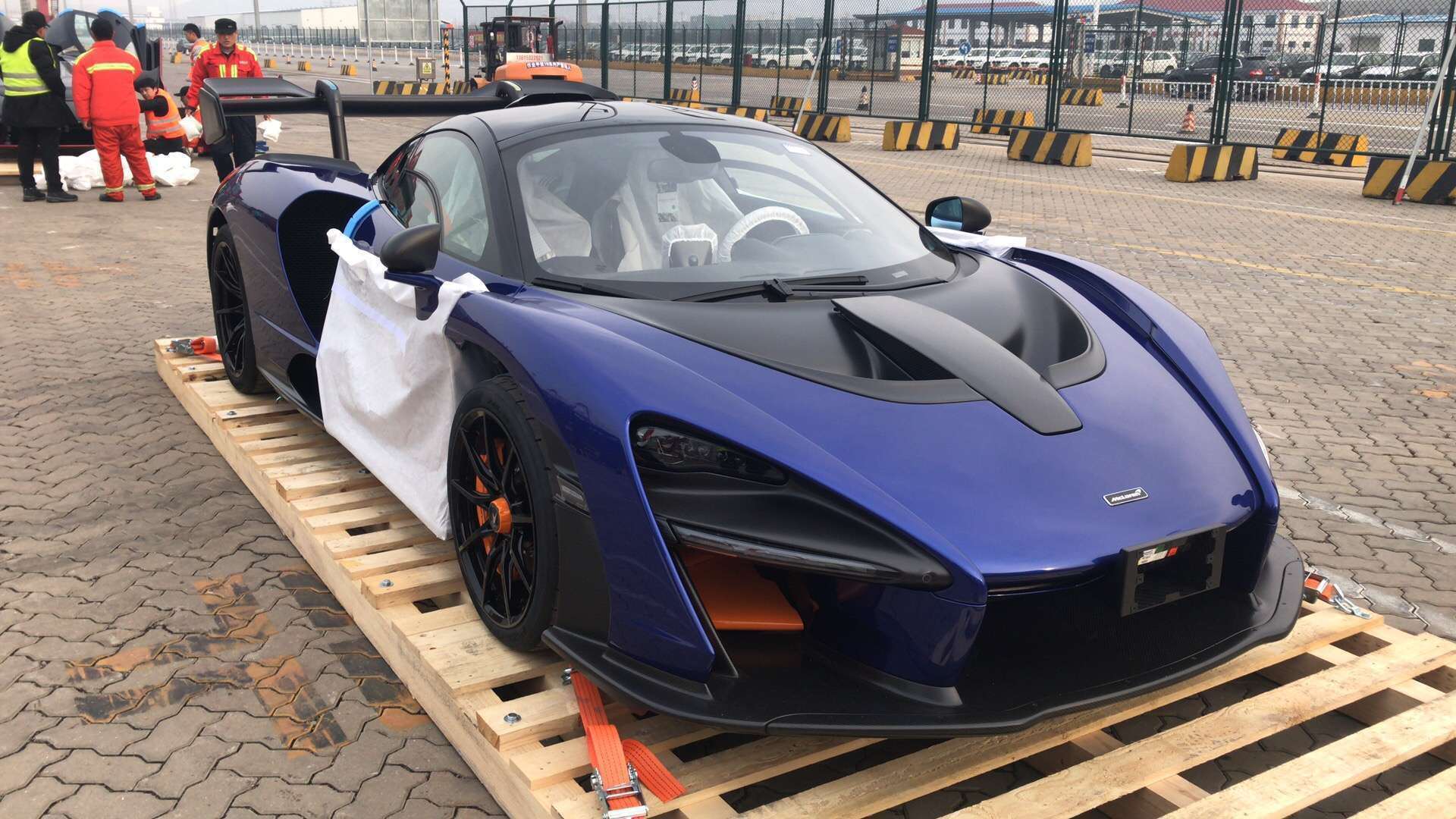 迈凯伦神车塞纳到港,千万级的超跑.