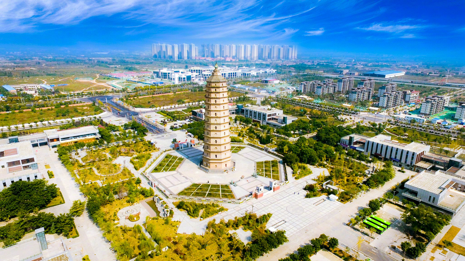 南有大雁塔,北有崇文塔,巍然矗立于泾河北岸的崇文塔