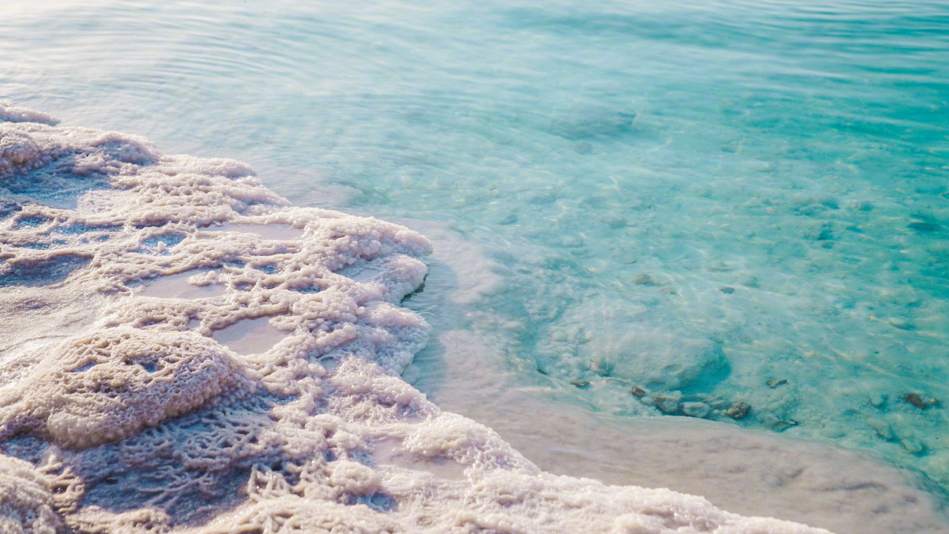 死海因为温度和盐分很高在每天不同时段也会呈现不一样的颜色