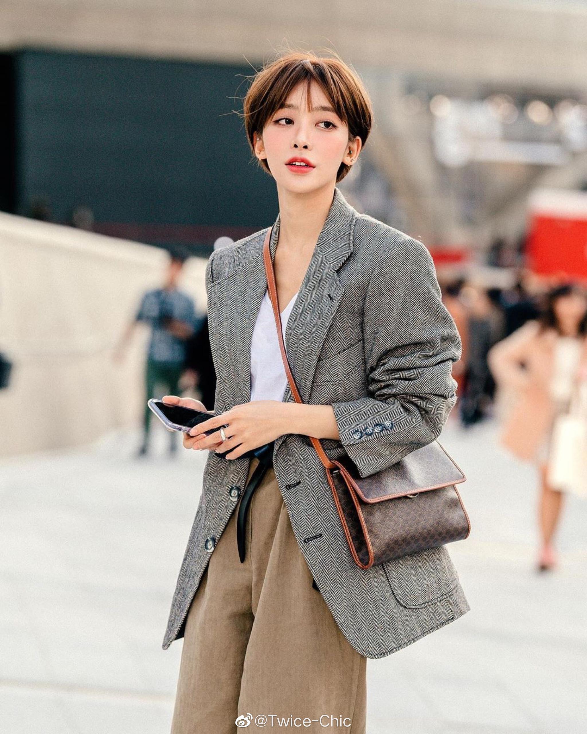 蘑菇头模特hanjji的生活穿搭 | 蓬松短发,标志巴掌脸