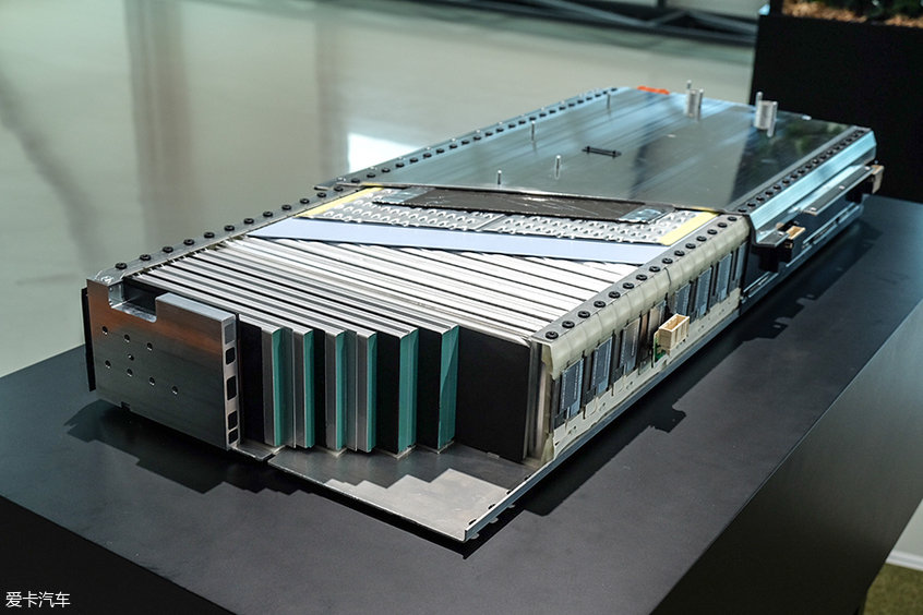 eqc采用的是软包锂离子电池,每个电池模块里包含72个电芯,一个电池