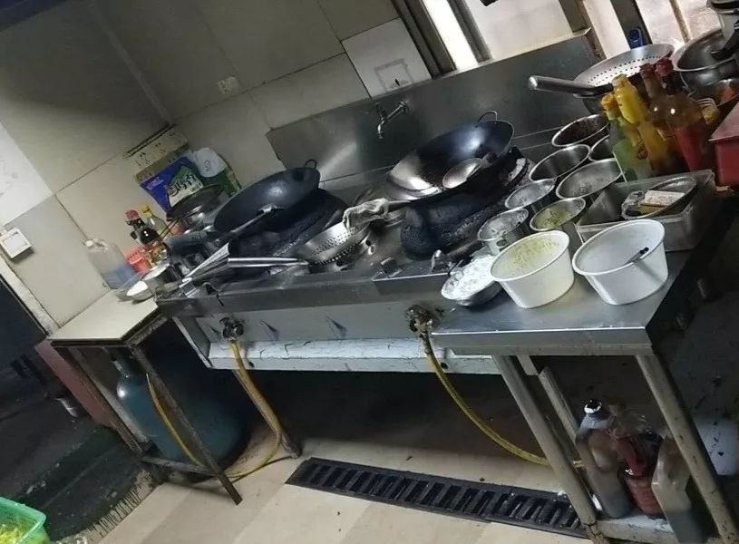 后厨曝光,脏乱到无法直视!厦门80余家外卖商家被责令下架!该!