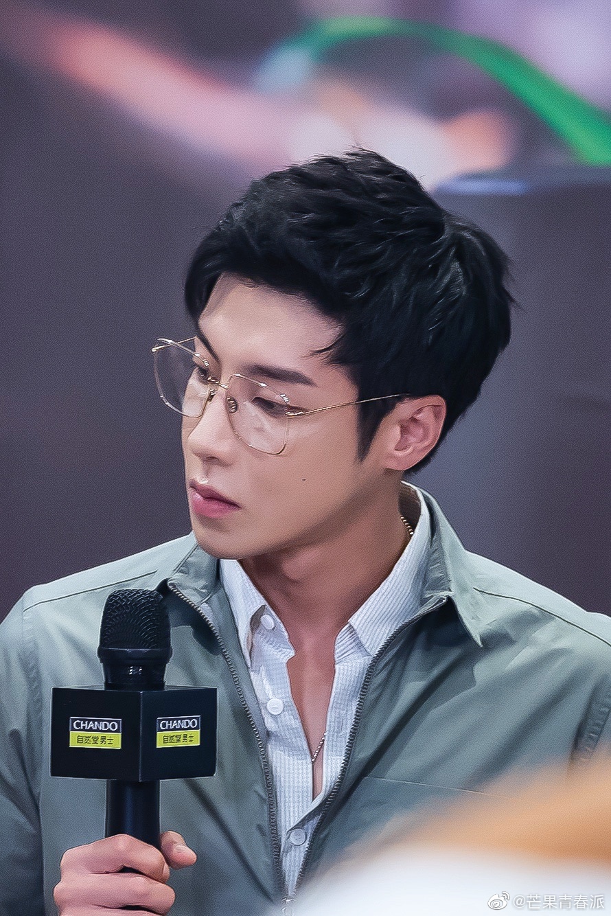 身穿军绿色工装上衣