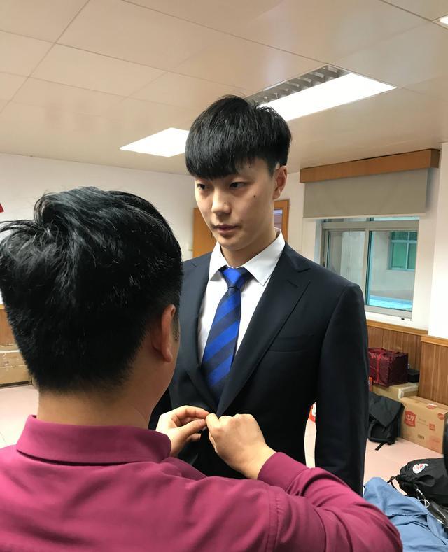 可以出道了!广东男篮化身"男模"身穿西装出场,胡明轩颜值超高