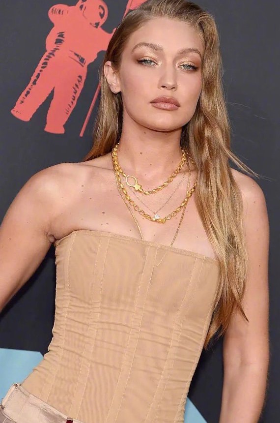 gigibella神仙姐妹同框香槟色服饰搭配超模身材十足养眼