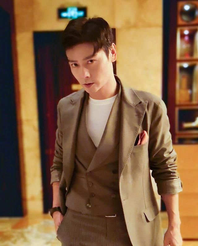 一头中分式的短发潮流感十足,魅惑的眼神,矫健的步伐,一切都使张晋看