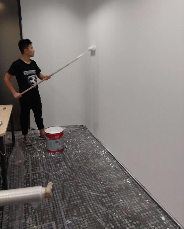 墙面乳胶漆到底是喷还是滚好大家有所不知很多工人都是瞎涂