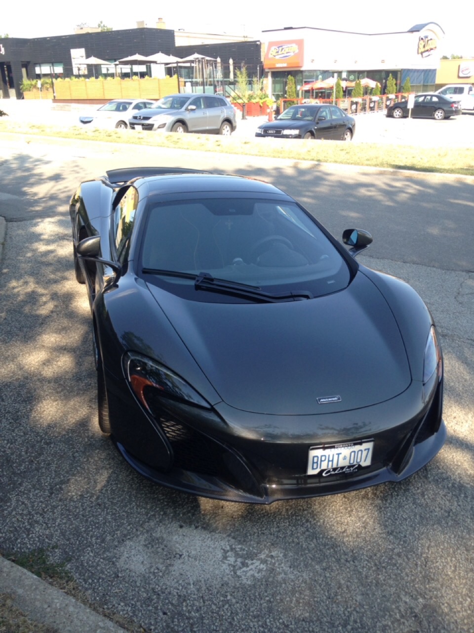 街头随拍黑色迈凯伦650s