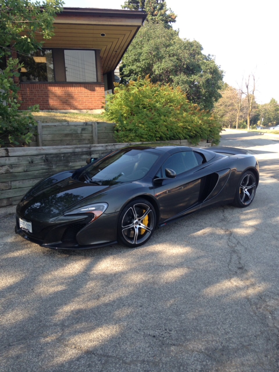 街头随拍黑色迈凯伦650s-新浪汽车