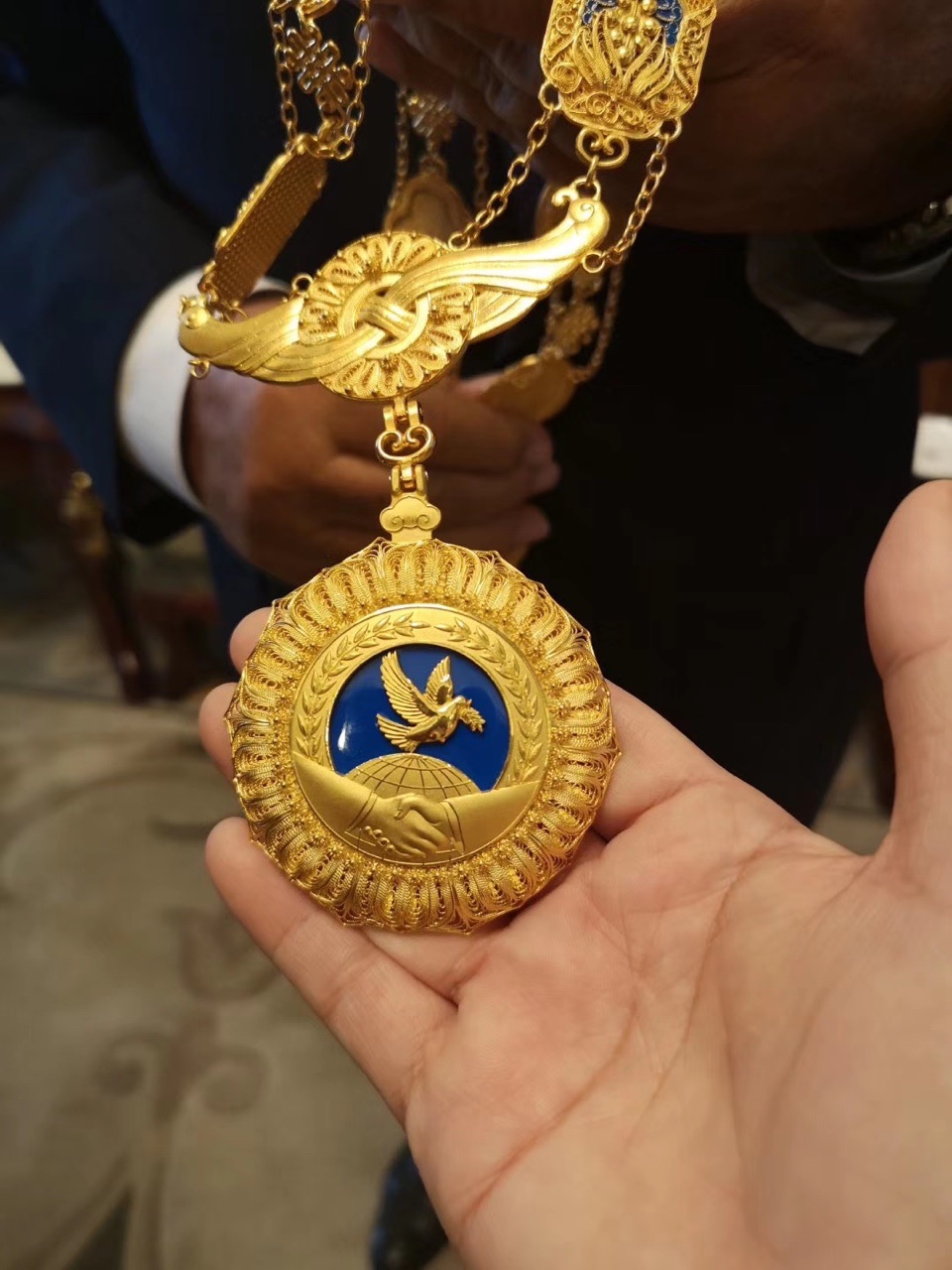 法国前总理拉法兰被中国授予友谊勋章