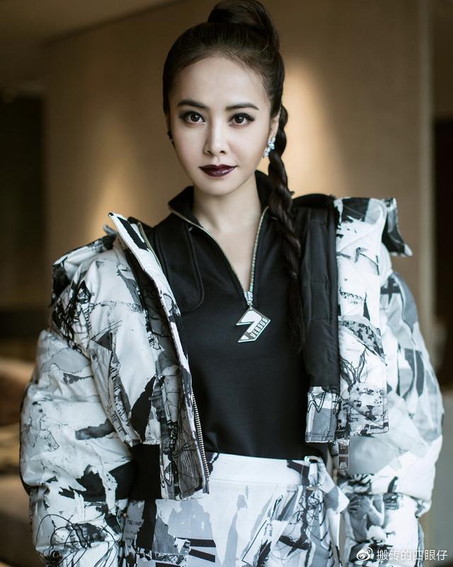 蔡依林工作室晒暖照,羽绒服穿出时尚感,冬天也能穿开叉裙破洞裤