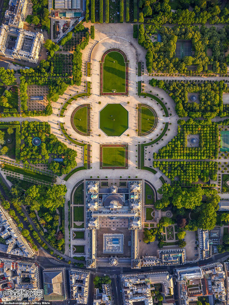 从空中俯瞰巴黎,会发现几乎完美的轴对称街道,这整齐度