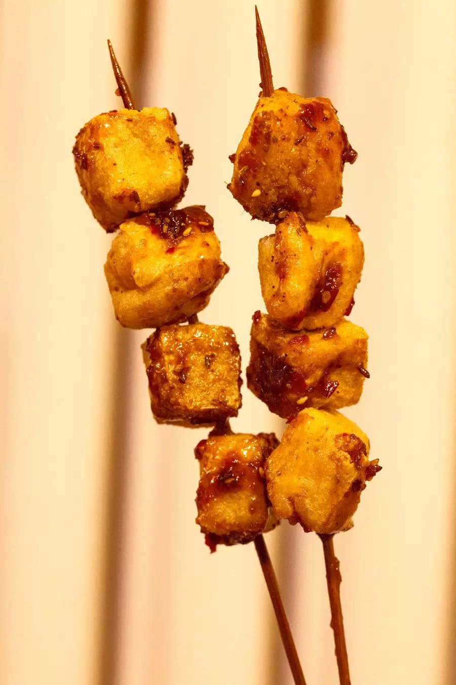 豆泡外皮更加酥香,而里面浸润了油脂,又沾了酱汁,嚼起来豆香十足.