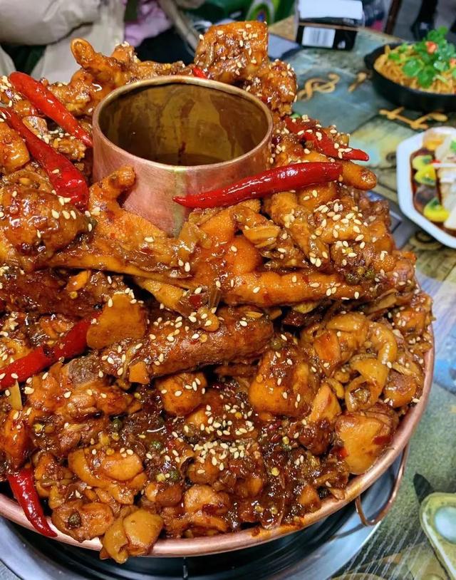 长春疯狂排队的网红火锅鸡终于开到汽车厂,人均三四十吃的嗷嗷好