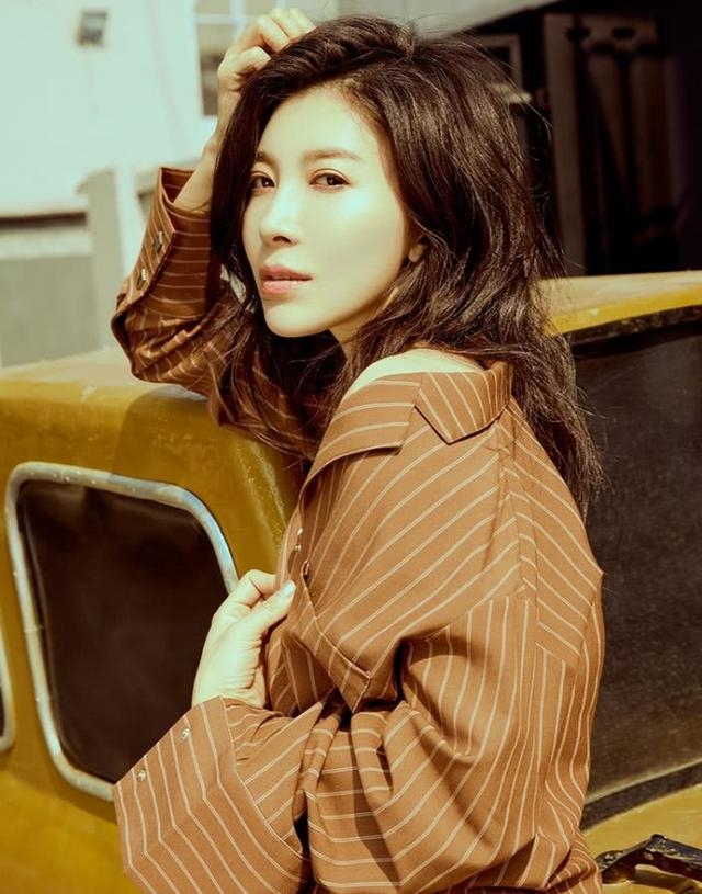 香蜜中的花神张棪琰戏外也很美穿搭性感时尚