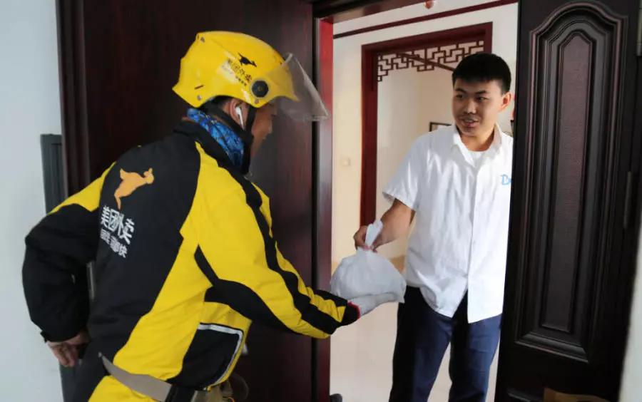 外卖小哥被禁止乘坐电梯,爬9楼送餐,超时5分钟,隔天小哥愣了