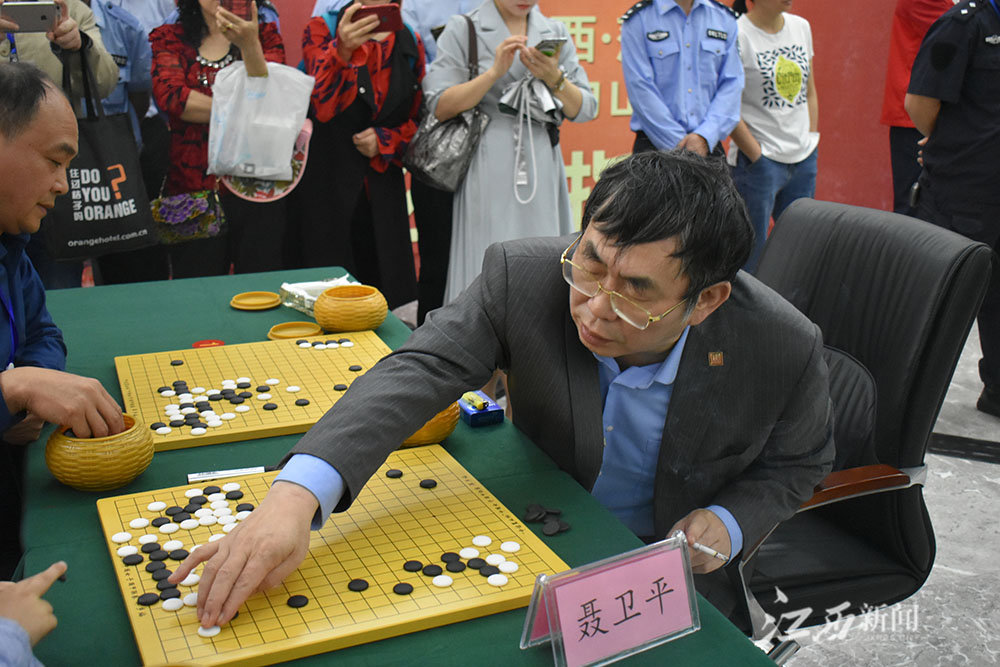 在武功山看棋圣聂卫平下棋