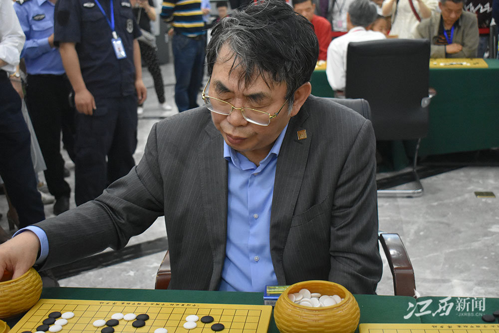 在武功山看棋圣聂卫平下棋