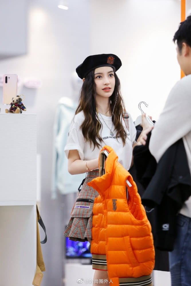 潮流合伙人最新美照头戴贝雷帽身穿白色t恤搭配格纹短裙