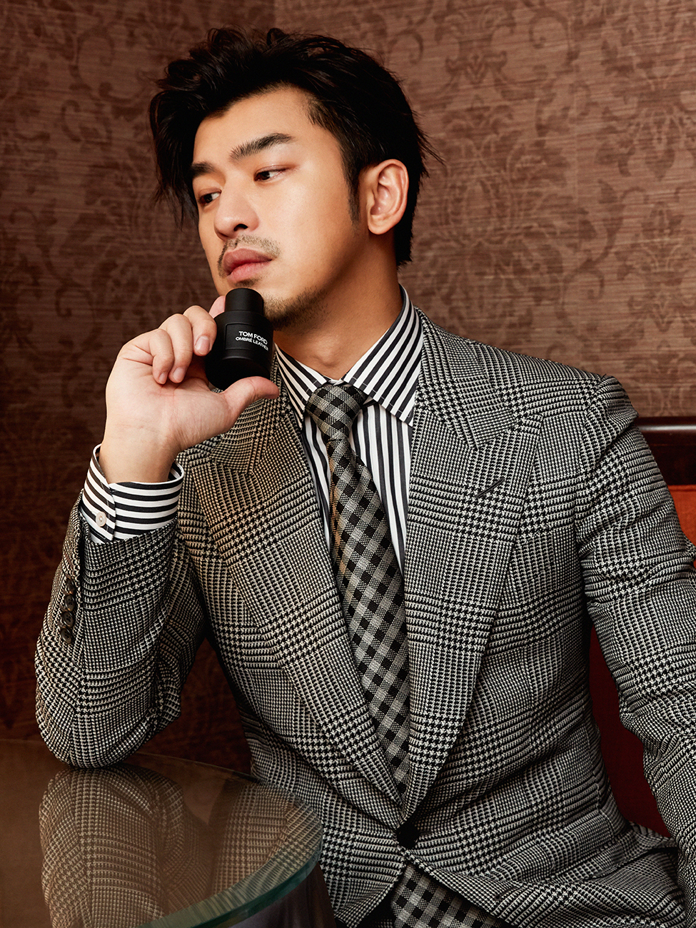 日前,@陈柏霖 受邀亮相纽约时装周看秀,西装长腿,行走的荷尔蒙