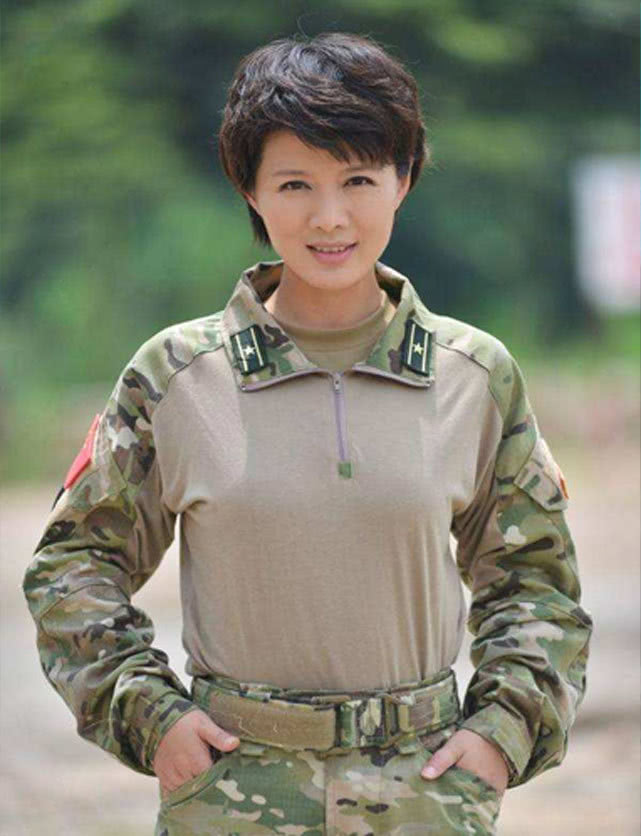 他弃糟糠之妻,娶小6岁香港演员变不红,今9岁儿子跟着妈妈生活