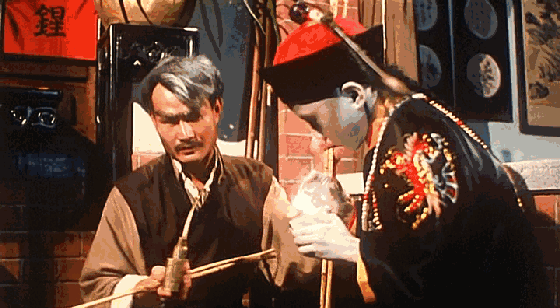 30年前一部僵尸片林正英执导拍马屁的小僵尸是最大亮点