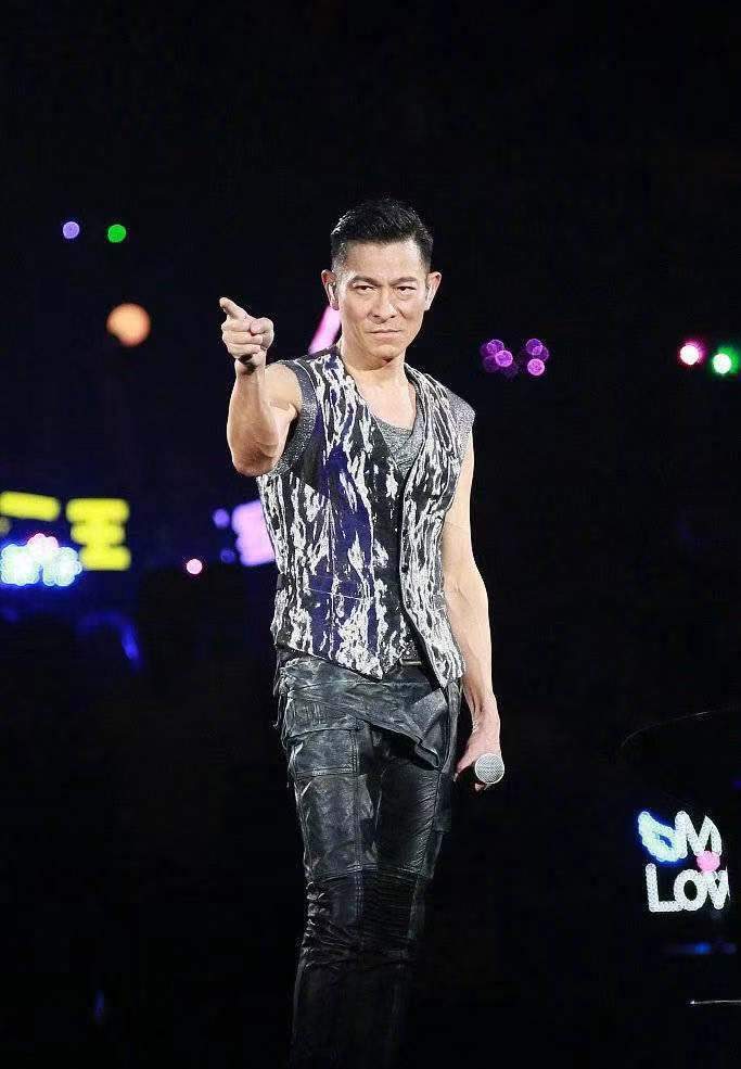 刘德华演唱会中止,因为喉咙发炎,任达华夫妇发文力挺,向太点赞