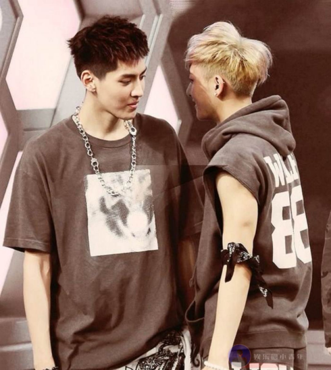 吴亦凡为黄子韬庆祝生日,两个人也是多年的好兄弟了.祝友谊长存