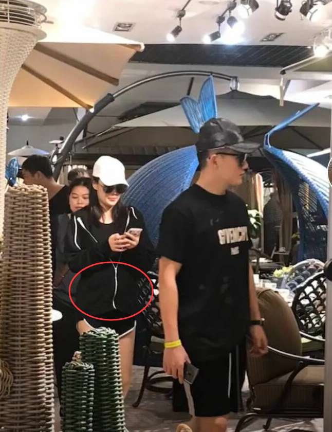 张馨予何捷外出游玩照曝光恩爱又甜蜜张馨予肚子大到藏不住