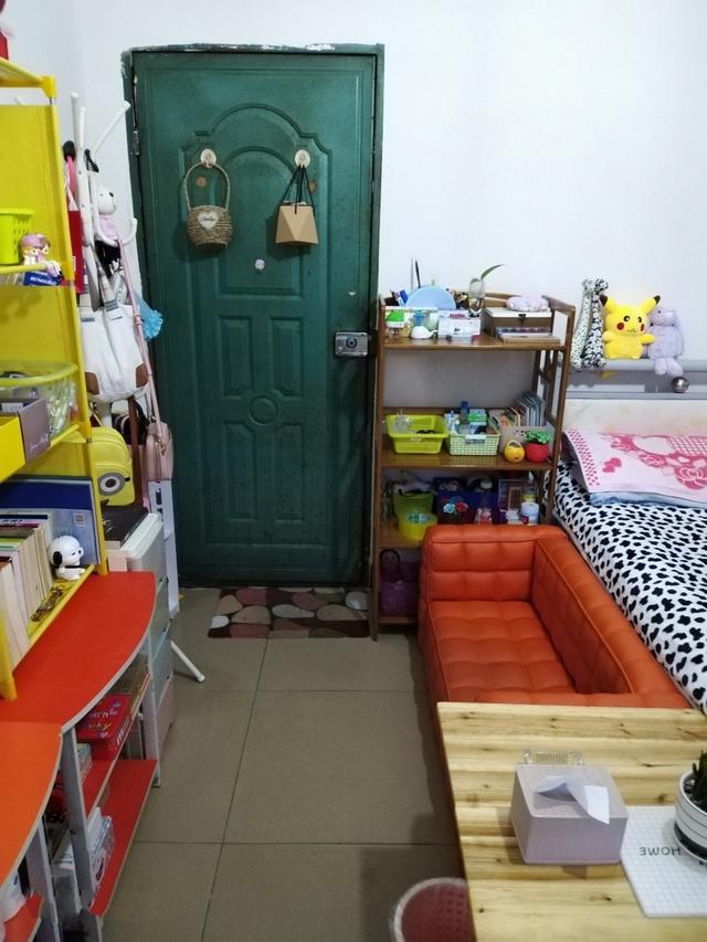 我的400块单间出租房生活,一张床一张沙发和一排架子,整齐干净