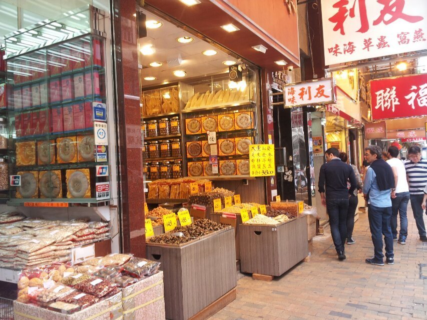 春节前,很多人会来香港海味参茸燕窝街买年货.泛指德辅道西