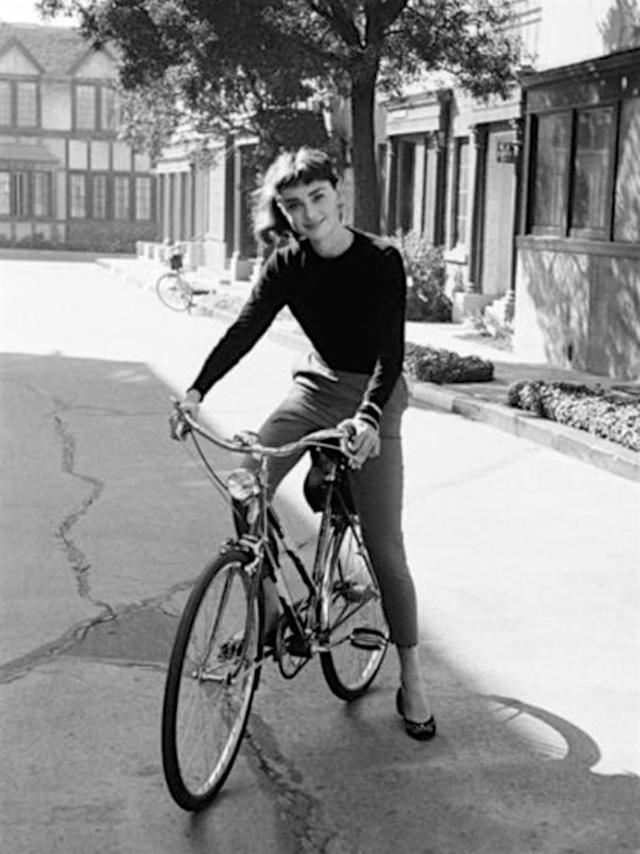 优雅的女人奥黛丽赫本与自行车