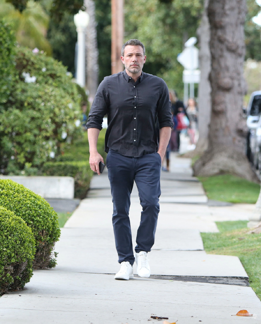 48岁本·阿弗莱克出街照!身高192蝙蝠侠肌肉身材,超有型男气场