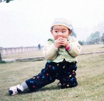 王源童年照,现在太瘦了,小时候圆嘟嘟的好可爱
