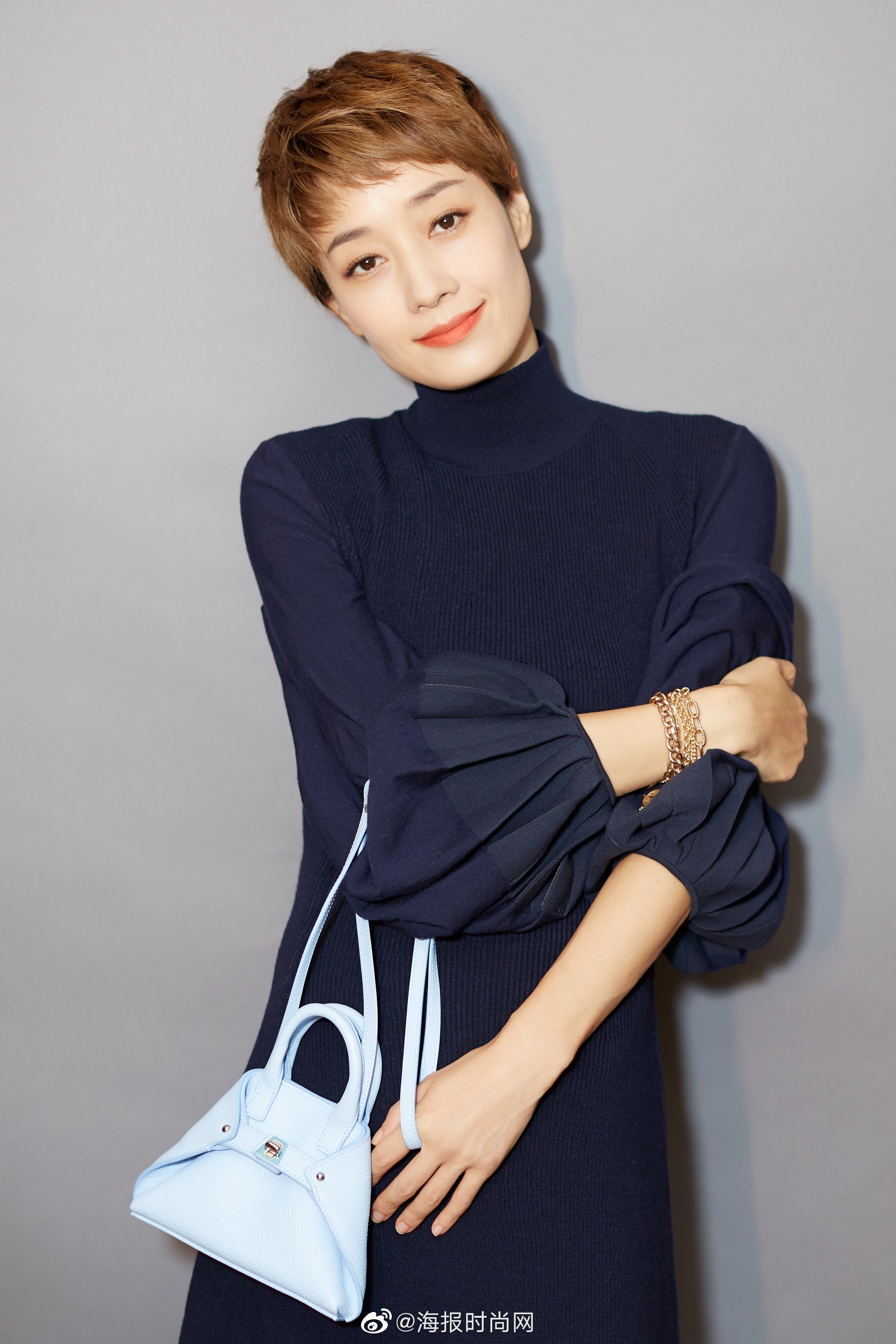 马伊琍 身着 蓝色针织连衣裙,优雅干练,展现精致曲线