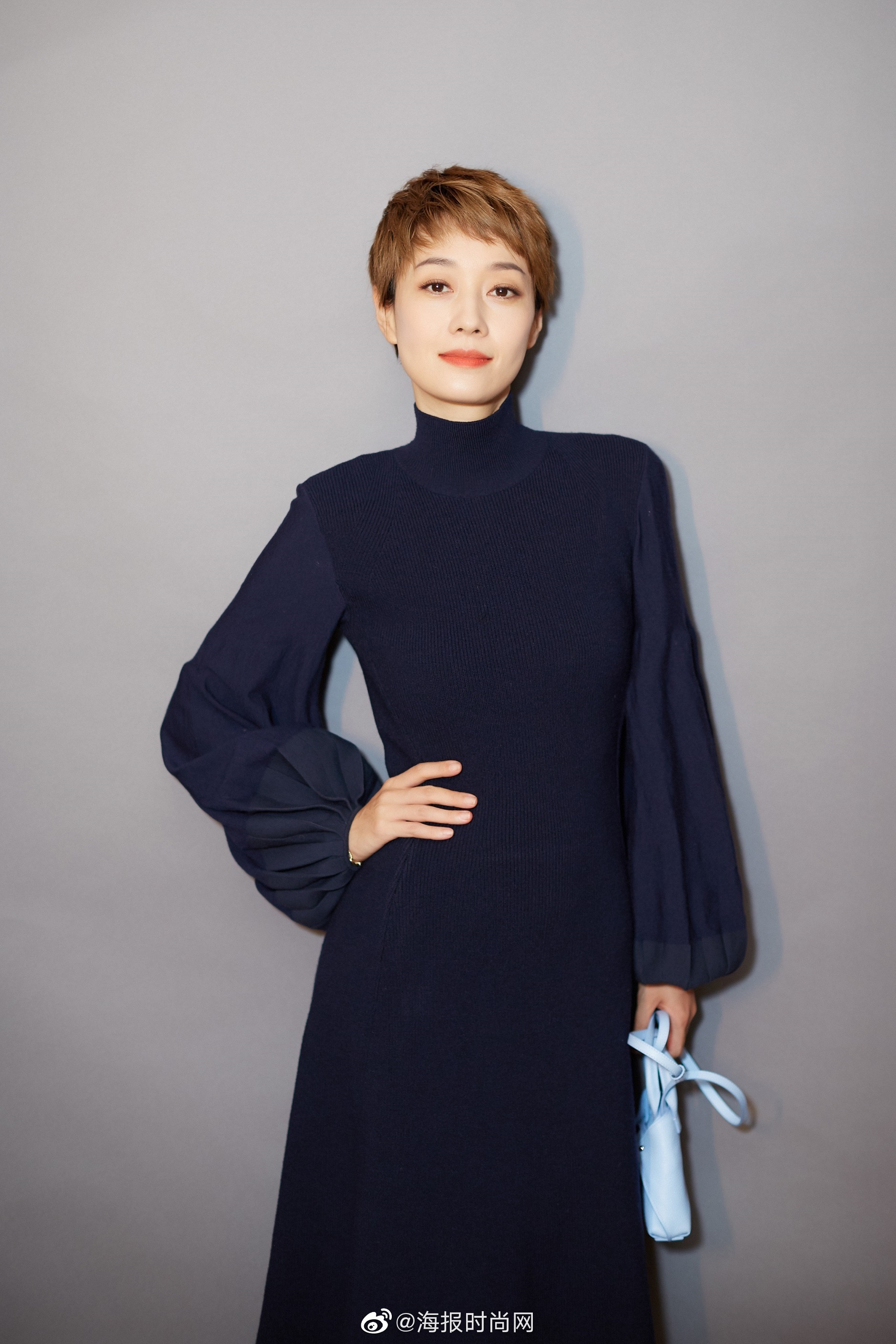 马伊琍 身着 蓝色针织连衣裙,优雅干练,展现精致曲线