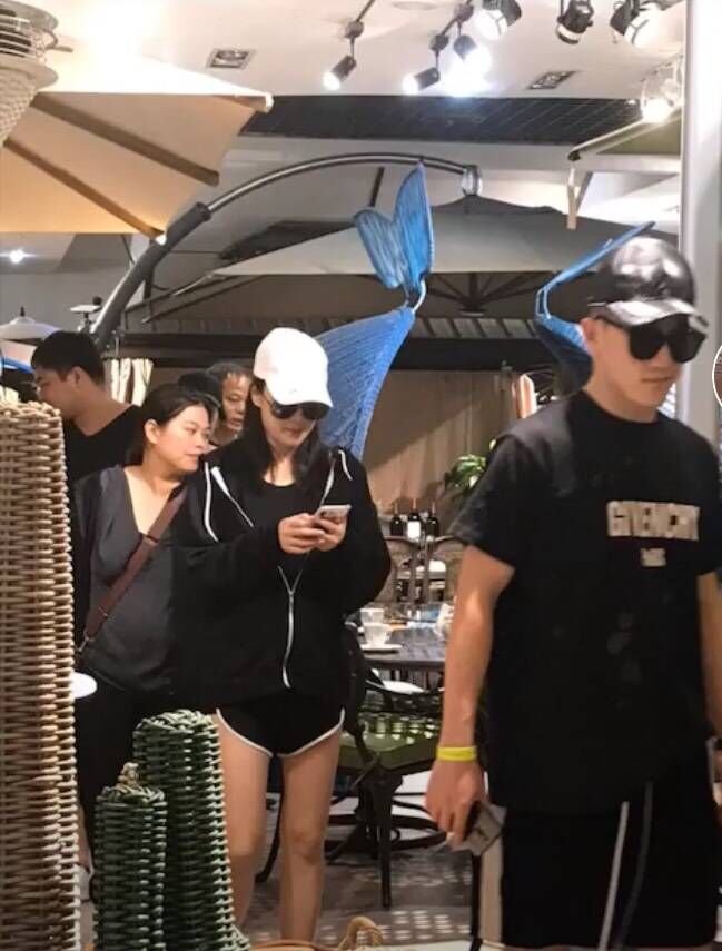 张馨予何捷外出游玩照曝光恩爱又甜蜜张馨予肚子大到藏不住