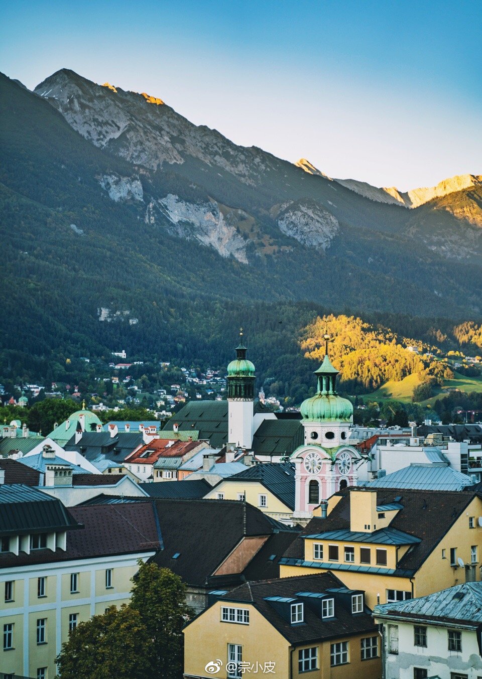 美丽的旅游城市因斯布鲁克,坐落在奥地利西南部的阿尔卑斯山谷之中