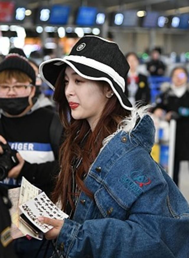 吐舌头卖萌,对于粉丝来说,这样的她还真是可爱呢,而吴宣仪的这身穿搭